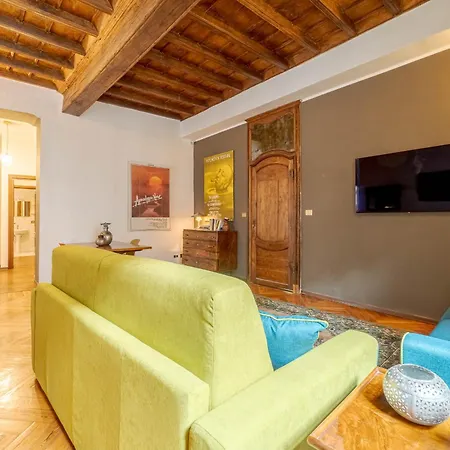 Quadrilatero Romano! Exclusive & Roomy Lejlighed