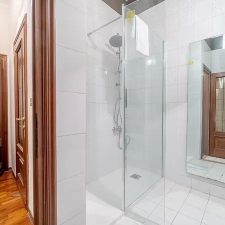 Quadrilatero Romano! Exclusive & Roomy Lejlighed
